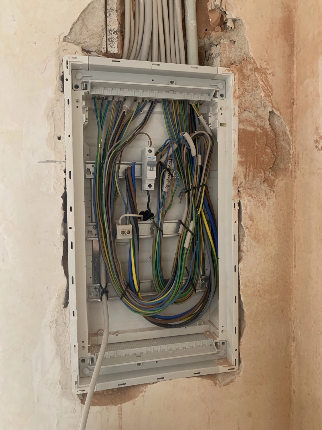 R.S Sicco UG – Wasser- & Brandschadensanierung, Reinigung und Gebäudedienste - Ober weg 4, Frankfurt am Main komplett Sanierung