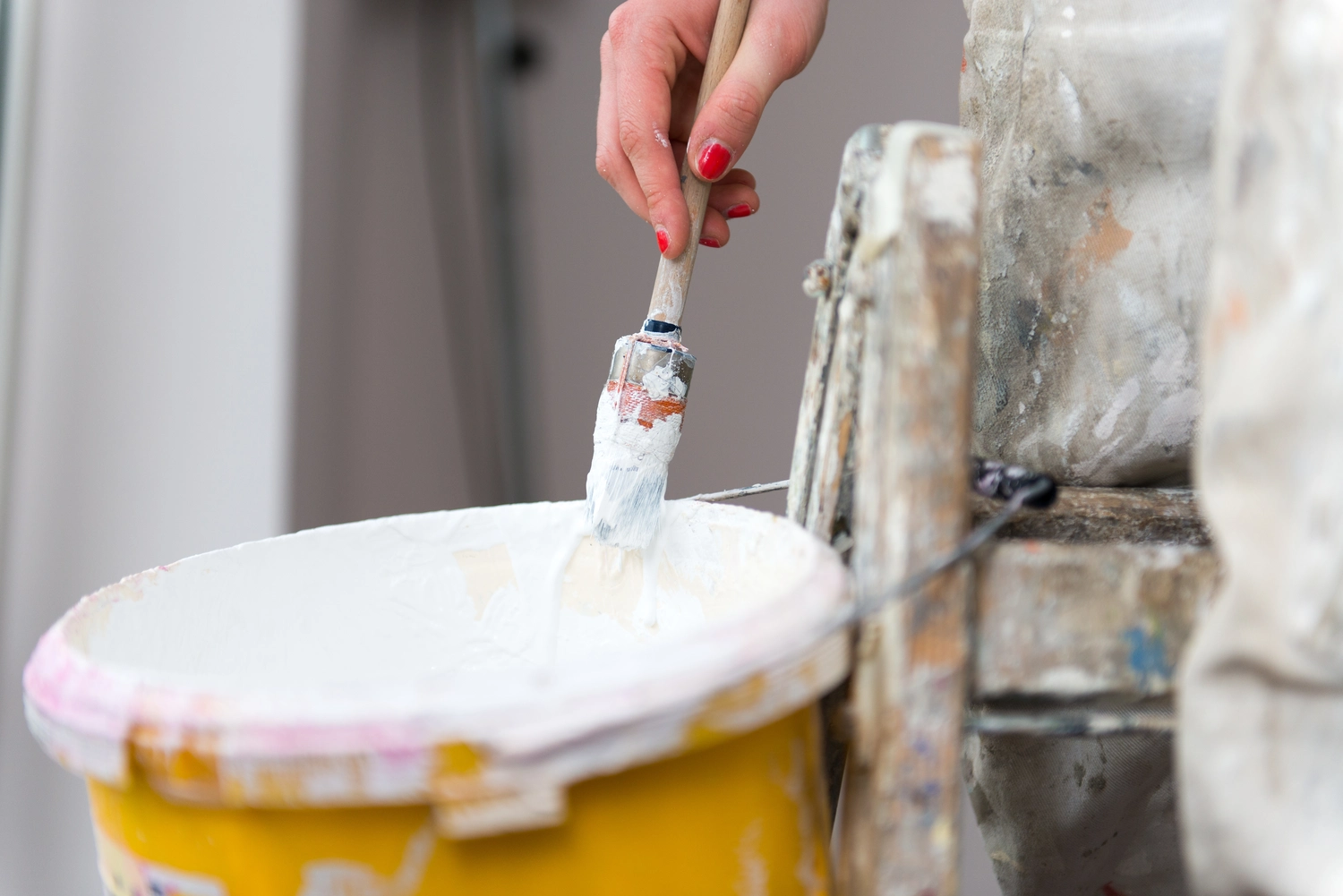 R.S Sicco UG – Wasser- & Brandschadensanierung, Reinigung und Gebäudedienste - Wohnung renovieren Farbe abstreichen