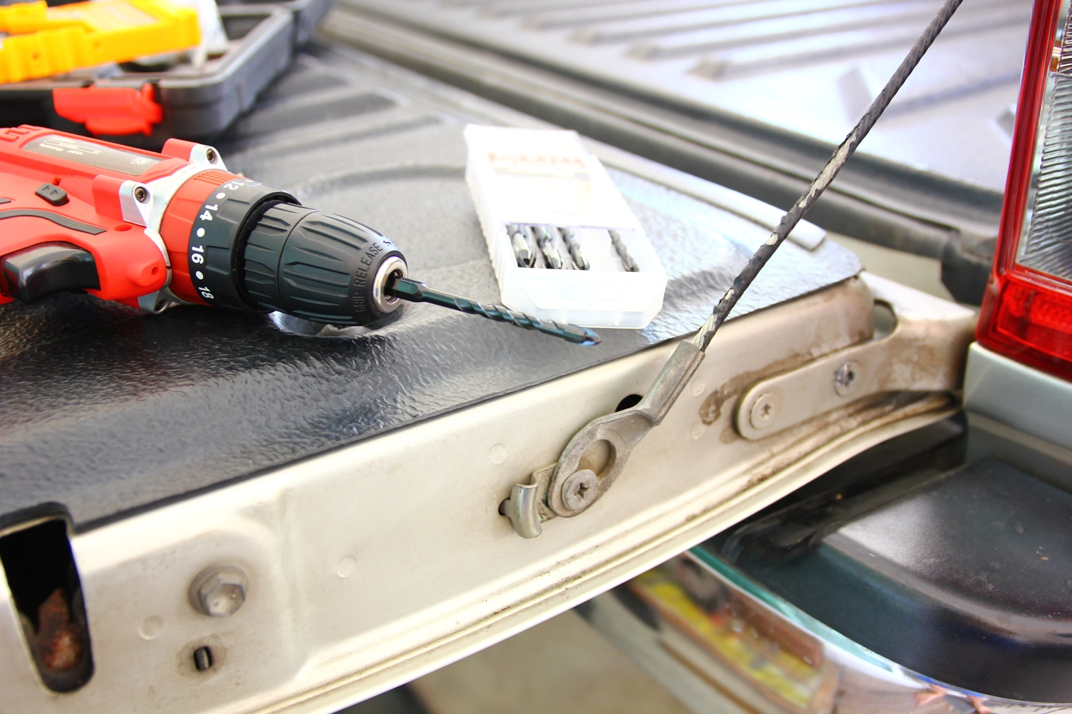 R.S Sicco UG – Wasser- & Brandschadensanierung, Reinigung und Gebäudedienste - Elektrische Handbohrmaschine und Bohrerset in Kunststoffbox – Heimwerkerbedarf für kleinere Reparaturen zu Hause