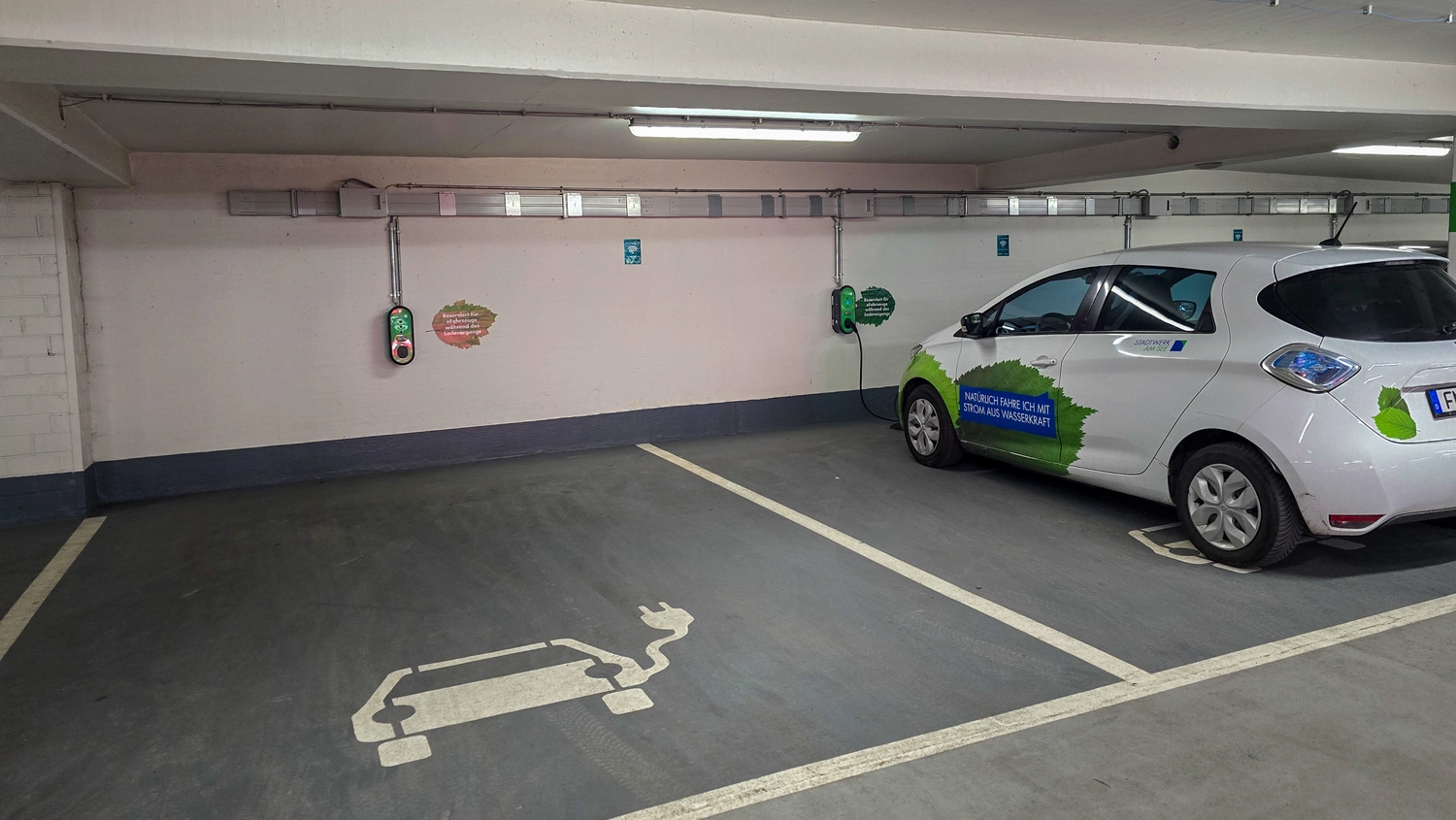 R.S Sicco UG – Wasser- & Brandschadensanierung, Reinigung und Gebäudedienste - Das Elektroauto wird auf dem Parkplatz aufgeladen.