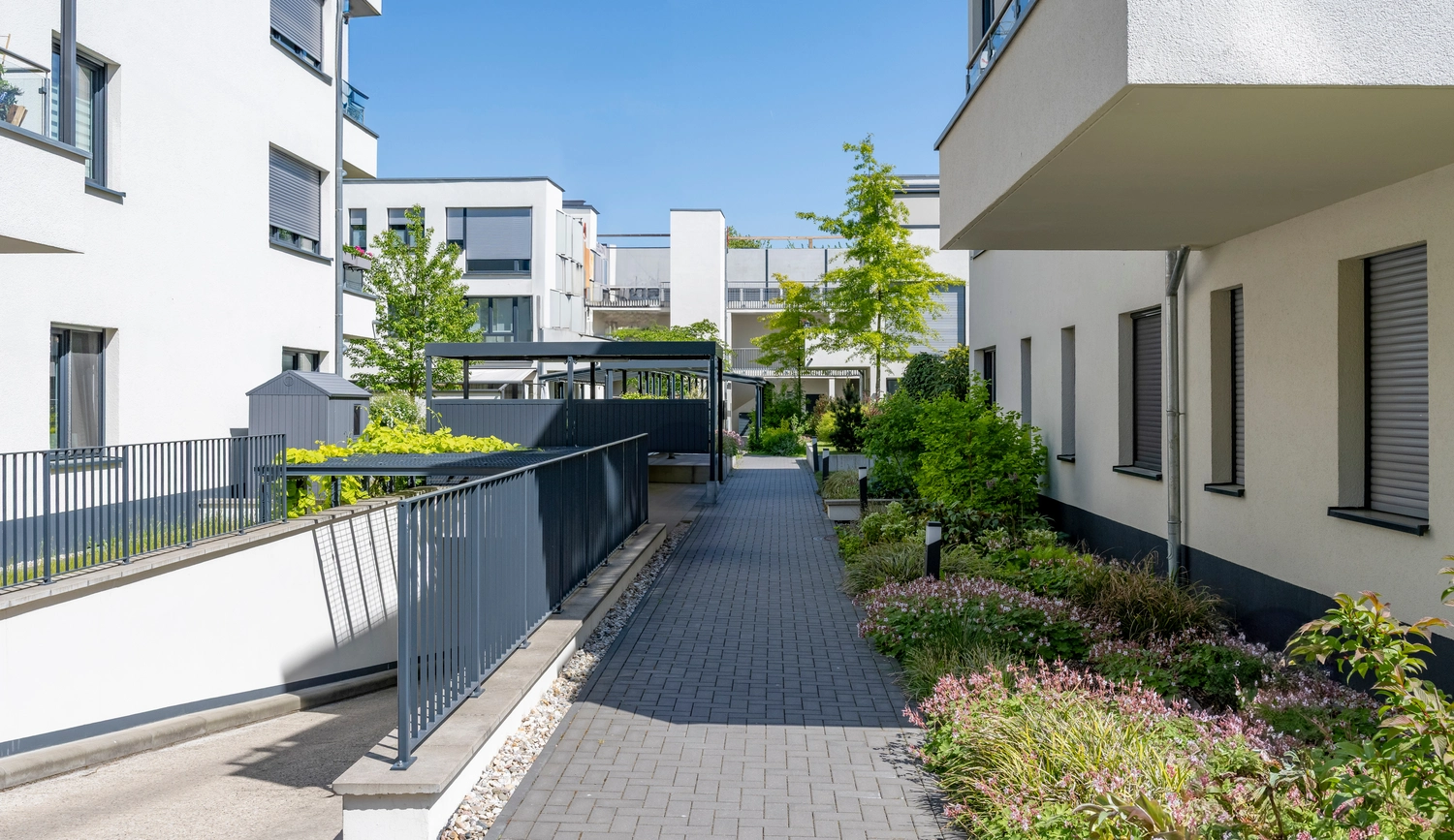 R.S Sicco UG – Wasser- & Brandschadensanierung, Reinigung und Gebäudedienste -  Moderne Wohnanlage in Deutschland