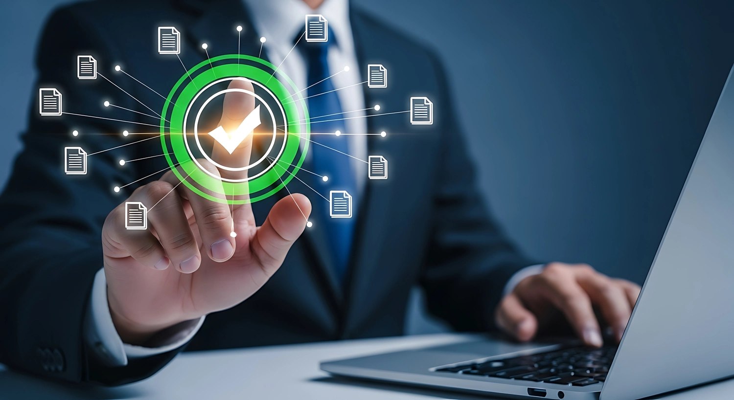 R.S Sicco UG – Wasser- & Brandschadensanierung, Reinigung und Gebäudedienste - Ein Geschäftsmann, der an einem Laptop arbeitet, berührt ein leuchtend grünes Häkchensymbol.